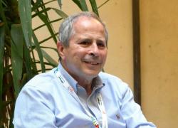 Covid, Crisanti alla riscossa: "Aumento esponenziale dei casi, ripristiniamo l'isolamento", il web: "Rinchiudete lui"