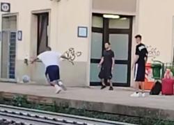 San Donà di Piave, giocano a calcio sui binari prima che passi il treno, folle passatempo di 3 ragazzi – VIDEO 