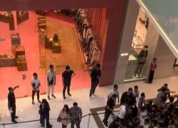 Dubai, in coda tutta la notte per avere il nuovo iPhone 15: il tramonto della civiltà 