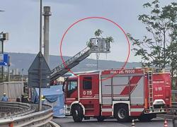 Cadavere impiccato sul guardrail a Trieste, trovato bendato e con mani e piedi legati, Procura: "Suicidio"