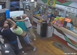 Pompei, rapina un bar ricevitoria, clienti picchiano in 4 il ladro e lo mettono in fuga - VIDEO