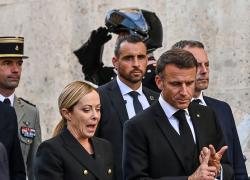 Meloni, la doppia faccia che non piace all’Eliseo. Macron la tiene fuori dai giri che contano perché teme che spifferi tutto a Trump. Il caso Fico, la fuga di Merz e il club segreto dei leader che contano (ma senza di lei) - ESCLUSIVA