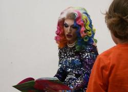 Aosta, drag queen Cristina Prenestina leggerà libri a bimbi in biblioteca, scontro Lega-Pride sull'evento lgbtq
