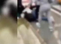Cesena, studentessa picchiata in strada dalle compagne di classe perché non ha passato i compiti - VIDEO
