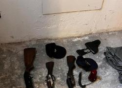 Droga, armi e divise della polizia in una casa sulle alture di Genova, arrestato un cinquantenne