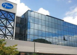 Pfizer Italia entra nelle scuole: farà propaganda “contro la disinformazione” sul vaccino Covid agli alunni in conflitto d’interessi
