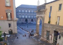 Napoli, nuova pavimentazione nell’area antistante piazza del Plebiscito; via il catrame, ritornano i cubetti di porfido. Per i lavori paralizzata l’intera area mentre la terra qui continua a tremare
