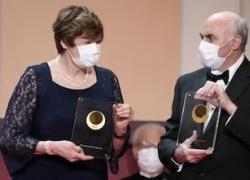 Premio Nobel medicina 2023 ai due scienziati del vaccino Covid mRna Katalin Karikò e Drew Weissman