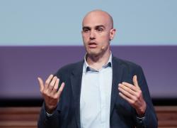 Dario Fabbri non è laureato, l'esperto di geopolitica: "Ho preferito formarmi da autodidatta", e scoppia la polemica