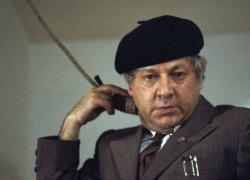 Atm a Milano e l’abbonamento pagato ma non attivato: Fantozzi non trova la tessera, “me lo facci funzionare sul telefono”; “no, non si può”
