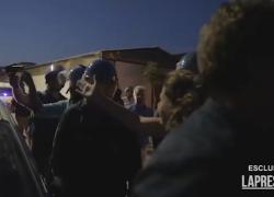 Giudice Apostolico, nuovo VIDEO tra i manifestanti che attaccano i poliziotti, Salvini: "Sconvolgente" 