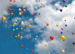 Genova, una mozione della maggioranza per vietare il lancio di palloncini in aria, il sindaco Bucci ci pensa 