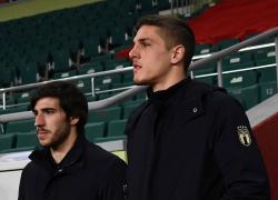 Tonali e Zaniolo indagati per calcioscommesse dopo le frasi di Corona, i 2 calciatori lasciano Coverciano