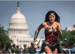 "Uccidere palestinesi e israeliani innocenti è orribile", la frase di Gal Gadot, la Wonder Woman di Tel Aviv, fa infuriare i connazionali: "Non puoi paragonare i nostri morti con i loro"