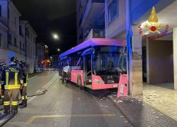 Nuovo incidente Mestre, autobus elettrico de La Linea si schianta contro un palazzo: malore improvviso dell'autista fra le ipotesi