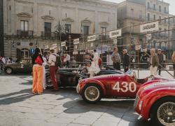 Primo Gran Premio La Motta nelle strade di Nicosia: centinaia i figuranti e auto sportive Ferrari, Maserati, Lancia anni ‘50 