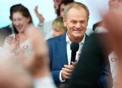 Elezioni Polonia risultato: per gli exit poll il sovranista Pis è davanti, ma la coalizione filo-Ue ha la maggioranza. Tusk esulta: "Finita la stagione populista"