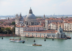 Biennale Arte di Venezia, 800.000 visitatori nel 2022 contro i 20 mln di turisti per la città: vale ancora la pena visitare la Mostra?