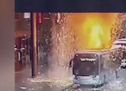 Parigi, bus elettrico si incendia, esplosa la batteria, i testimoni: "Nessun morto per miracolo" - VIDEO
