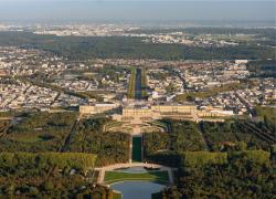 Nuovo allarme bomba a Versailles, reggia evacuata per la seconda volta in 3 giorni: minaccia anonima