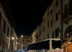 Incidente ad Asolo, bus si mette in moto all'improvviso e travolge il plateatico di un bar. L'autista non si spiega il perché