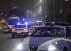 Terrorismo, operazione Digos a Milano, arrestati due uomini: "Mandavano soldi in Palestina, Siria e Yemen a vedove di combattenti"