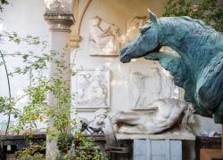 Le opere di Vivianne Duchini in mostra a Etra Studio Tommasi. L’artista ha una tradizione classica legata ai grandi nomi della storia dell’arte, primo fra tutti quello di Benvenuto Cellini.