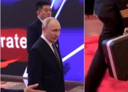 Putin con la valigetta nucleare in Cina in un VIDEO: come funziona “Cheget”, i codici da inserire in 3 e i pulsanti "lancia" e "annulla" per le 6257 testate russe
