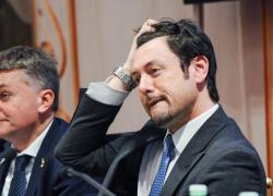 Andrea Giambruno segnalato all'Ordine dei Giornalisti dopo i servizi di Striscia: "Presunte allusioni a colleghe"; rischia radiazione