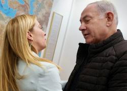 Le sceme delle "melelle" al cospetto di Netanyahu: Giorgia Meloni e Annalena Baerbock, due adolescenti in gita scolastica in Israele