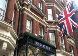 Il Dukes Bar di Londra, l'iconico bar nel cuore di St. James frequentato da politici e celebrities 