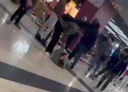 Milano, pestaggio in stazione Garibaldi: 23enne circondato e picchiato a sangue da tre uomini - VIDEO