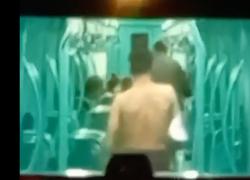 Milano, ragazzo nudo sul tram prende a calci i passeggeri - VIDEO
