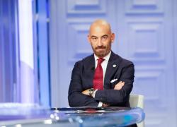 Vaccino Covid e antinfluenzale nello stesso giorno, Bassetti insiste: "Nessuna controindicazione, anzi risparmiamo tempo". Ma in pochissimi lo fanno