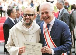 Il Presidente dalla Toscana Eugenio Giani conferisce il Pegaso d'oro a padre Bernardo Gianni, uomo di pace