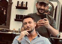 Andrea Giambruno si è tagliato il ciuffo, la foto dal barbiere, il web: “Non basta per far crescere materia grigia”