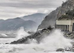 Liguria, a Levante la mareggiata fa paura, a Cavi di Lavagna evacuate 50 persone dal ristorante sulla spiaggia