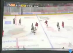 Hockey su ghiaccio, morto il 29enne Adam Johnson, pattino dell'avversario gli recide la gola - VIDEO choc