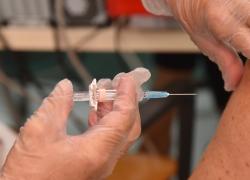 "Vaccino Covid e antinfluenzale insieme aumentano reazioni avverse come ictus, specie sugli over 85": lo STUDIO dell'FDA