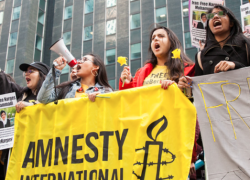 Dopo Zerocalcare e Fumettibrutti anche Amnesty non va al Lucca Comics perché il patrocinio è di Israele: “Siamo contro i crimini di guerra”