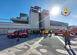 Genova, incendio nel terminal traghetti, clienti in fuga dal centro commerciale: tre persone intossicate