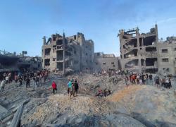 Gaza, raid aerei di Israele su moschea Shuhada al-Aqsa e scuola Ibn Rushd, nell’area di Deir al Balah, 24 morti e 93 feriti