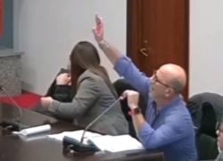 Camporotondo Etneo (CT), consigliere urla "Heil, Hitler" con il braccio teso e scoppia il caos. Sindaco chiede dimissioni - VIDEO