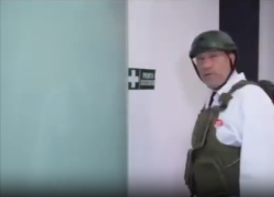 Napoli, medici con elmetto e giubbotto anti-proiettile, protesta contro le aggressioni in ospedale: "Massacrati di botte e insultati" - VIDEO