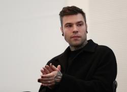 Fedez torna con LoveMi e fa ironia sul Concertone: "Non mi hanno invitato, strano", ma Pietro Fanelli lo attacca: "Nano burattino ringraziami"