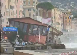 Mareggiata in Liguria, a Camogli crollato lo storico ristorante "Golfo Paradiso" - VIDEO 