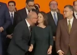Ministro Esteri croato Grlic-Radman "tenta di baciare in bocca" la collega tedesca Baerbock durante un vertice a Berlino - VIDEO