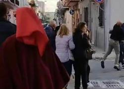 Brindisi, rissa furibonda tra parenti a un corteo funebre, volano calci, pugni e schiaffi - VIDEO