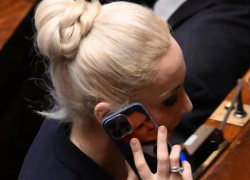 Marta Fascina, ritorno in Parlamento dopo un anno per la fiducia al dl Caivano: “Assenza motivata da una sofferenza indescrivibile”