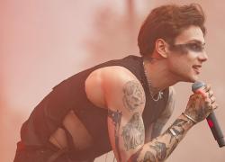 Cantante russo sviene sul palco durante un concerto, Xolidayboy colto da malore improvviso dopo essere stato arruolato per combattere in Ucraina - VIDEO